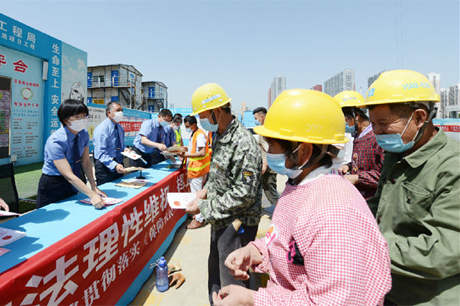 山西：向农民工讲解《保障农民工工资支付条例》